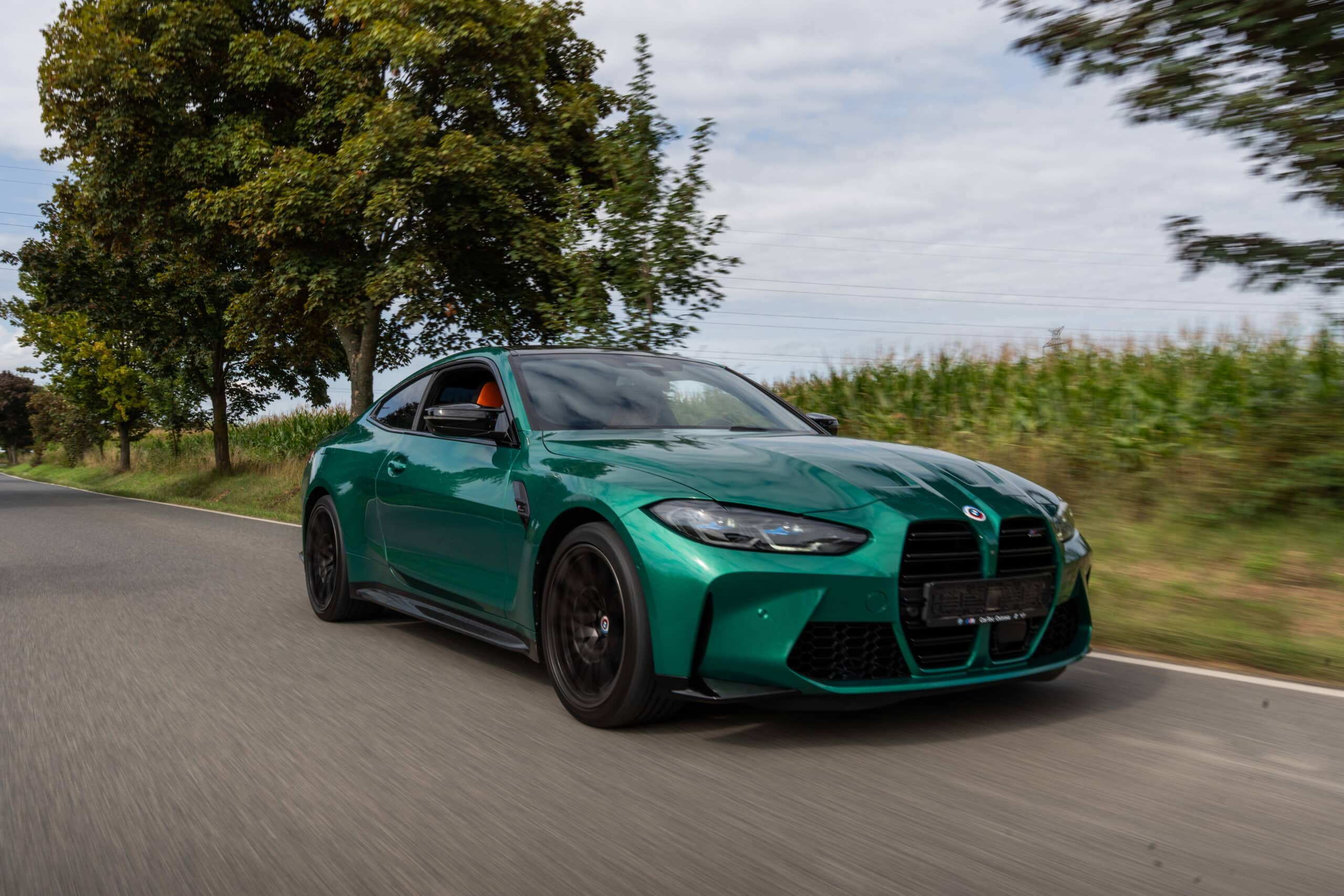 Zelené BMW M4 na parkovišti
